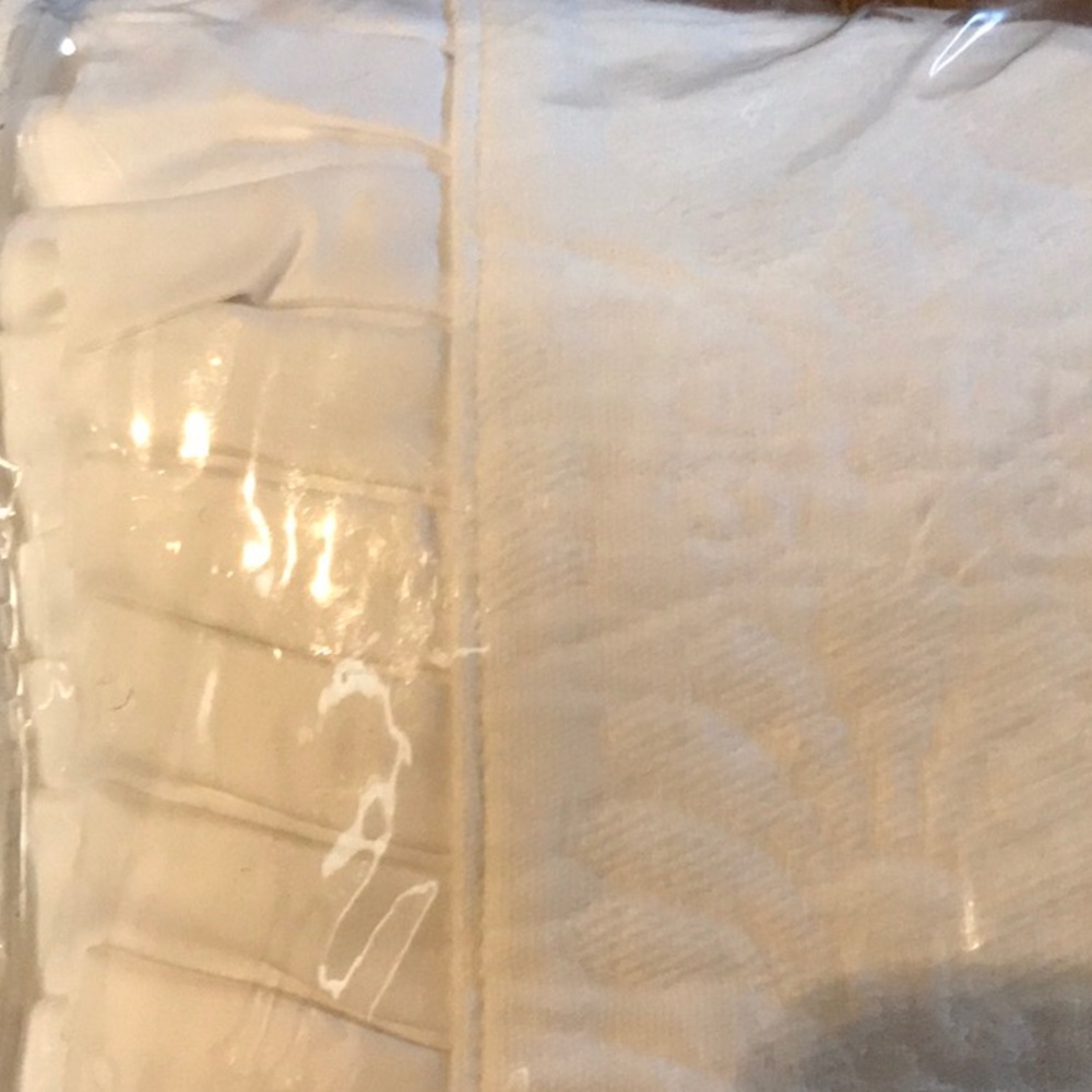 LUXURY HOTEL COVERLET-NEW - Picture 4 of 6